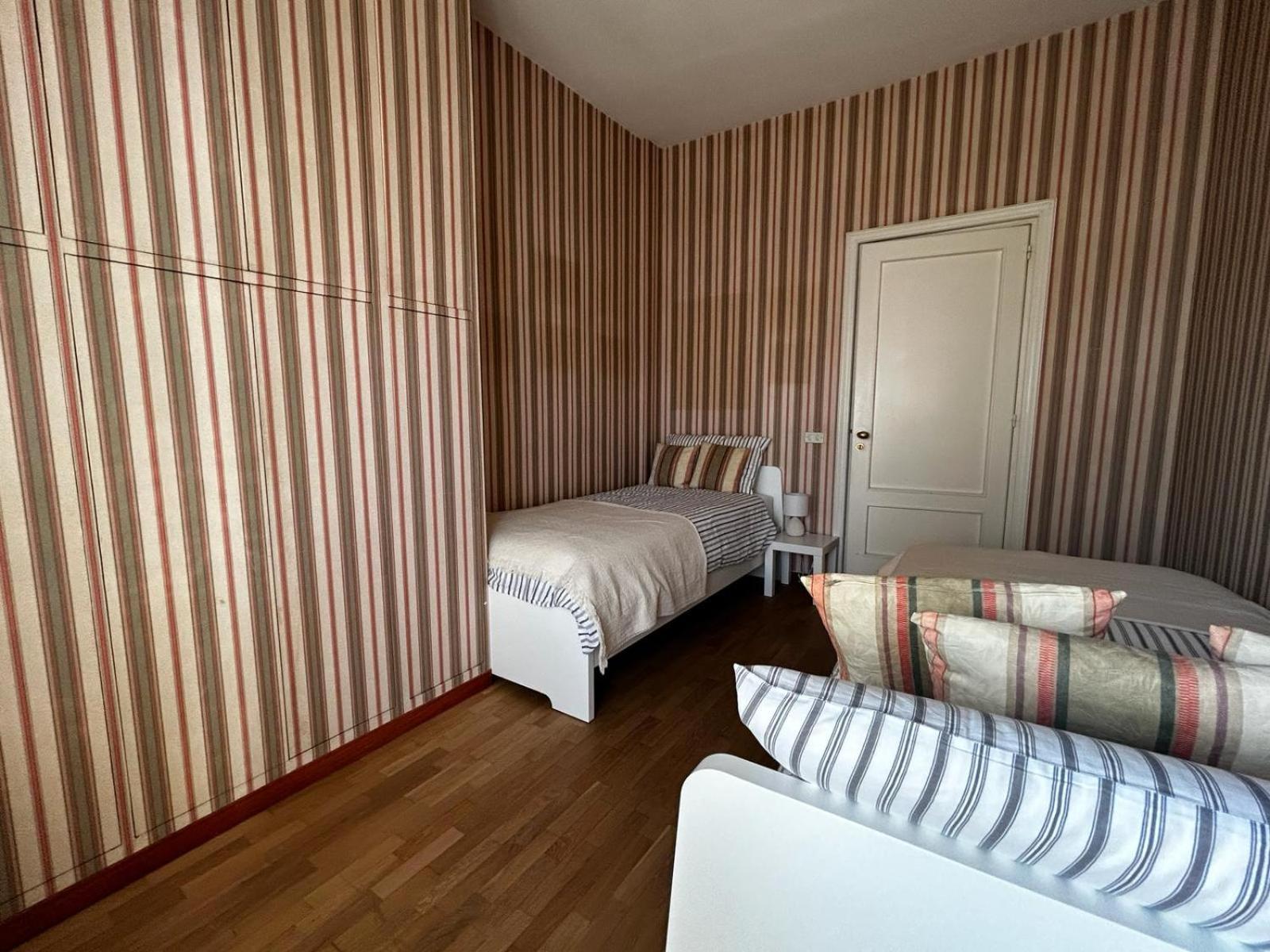 Front Beach Apartment - 3 Bedrooms Bari Buitenkant foto